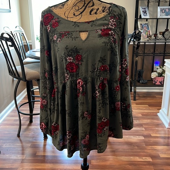 torrid Tops - Torrid size 1 (1X) high low babydoll style top with elastic arm bands